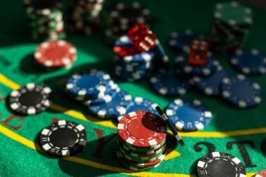 Live chat conversation between player and dealer during Sic Bo game